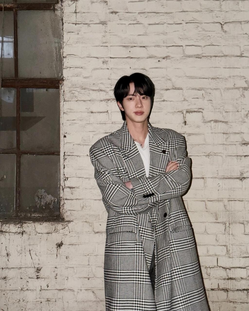 방탄소년단 진, GUCCI 롱코트로 보여준 글로벌 비주얼