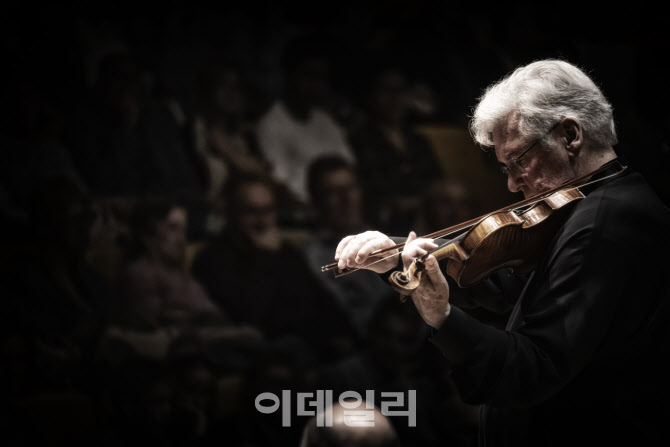 '바이올린 거장' 주커만, '젊은피' KG필과 한 무대