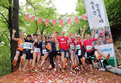 "맨발로 황톳길 뛰어보자"...선양소주, '계족산맨발축제' 7년 만에 재개