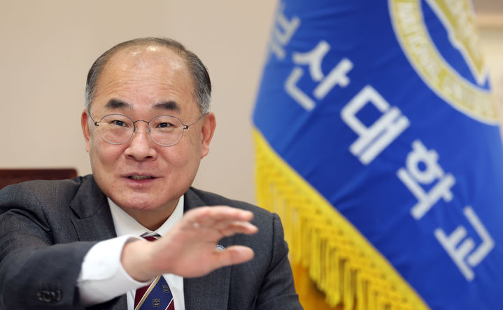 최재원 부산대 총장 "서울대 10개만들기, 거점국립대 강화"[인터뷰]