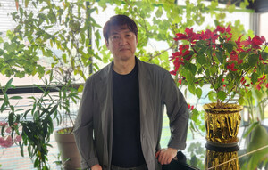 건반 위에 꾹꾹 눌러 담은 삶…왼손 피아니스트가 병원 무대에 서는 이...