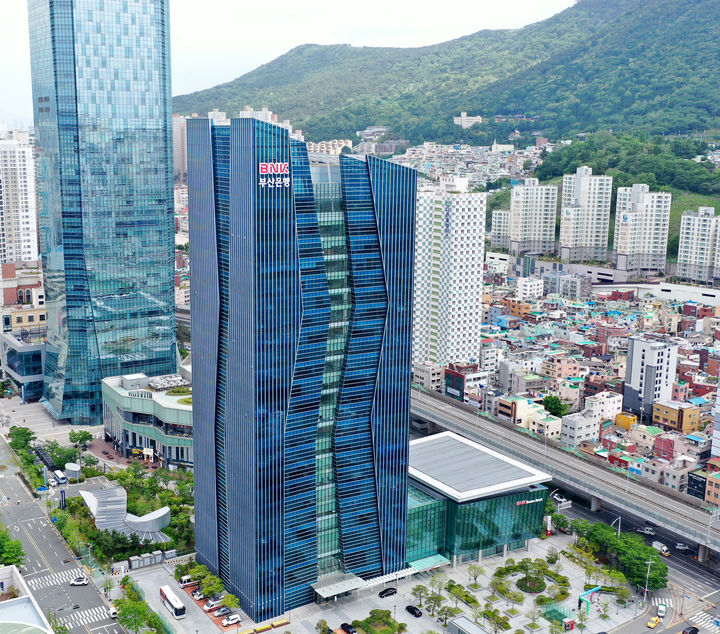 [부산소식]부산은행, 베트남 고엽제 피해 가정 성금 전달 등